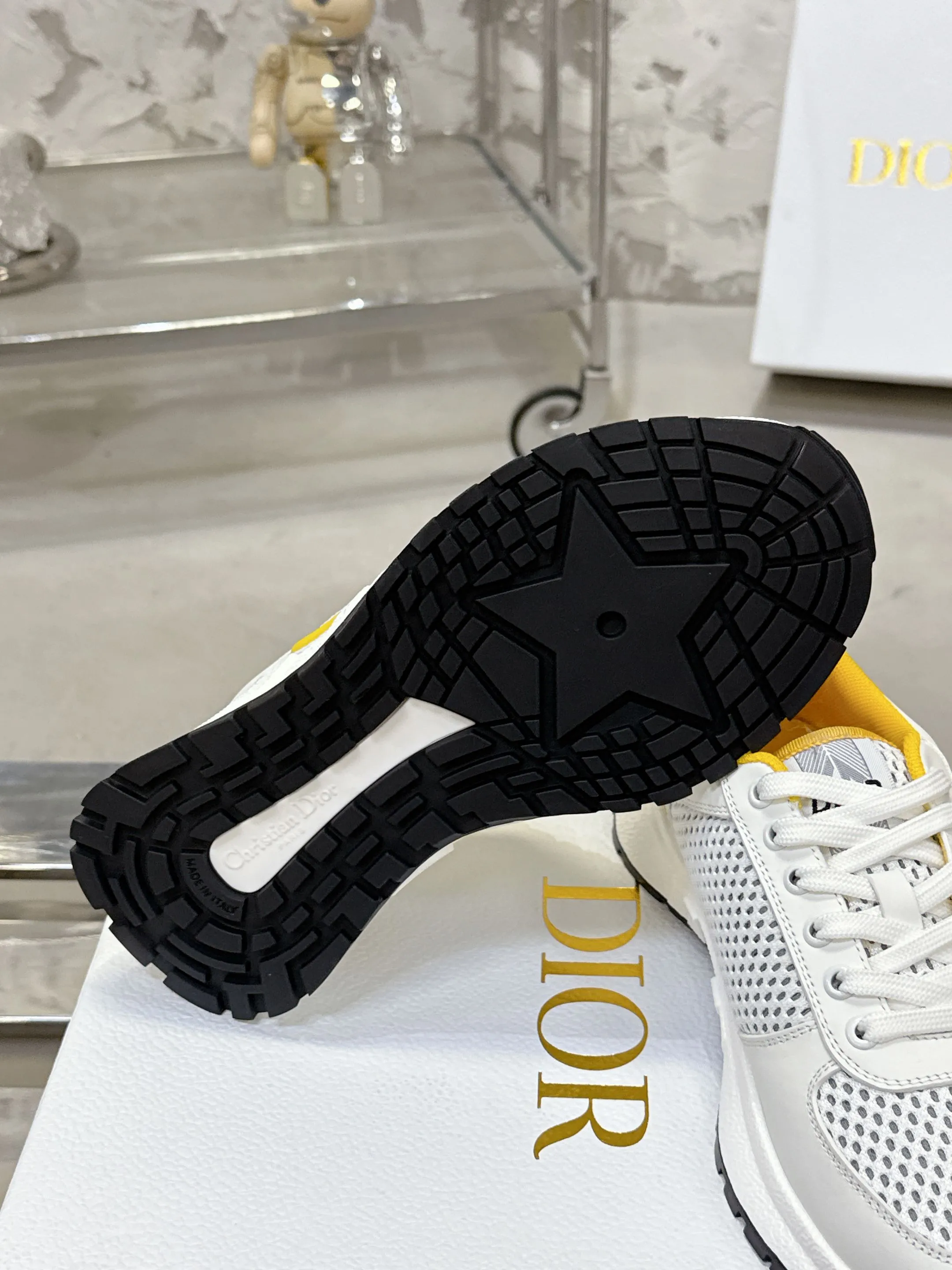 Factory price 680💰 Top version! ! ! Dior Dior's latest Run'n'Dior series, couple's thick-soled casual sneakers, originally purchased, developed and manufactured. This Run'n'Dior reinterprets sports style with an elegant and fashionable shape. The upper is crafted from white mesh fabric and features the Christian Dior Paris signature on the laces and heel. The exquisite two-color sole is light and soft, which can add a high-end temperament to all kinds of casual looks. Exquisite packaging at the delivery counter 🛍📦 ▪️Fabric: Original customized imported first-layer cowhide ▪️Inner lining: Imported original lining ▪️Sole: Original molded non-slip TPU material ▪️Size: Women's 35-41 / Men's 39-46 (Female 40 41 / Men's 38.45.46 customized)